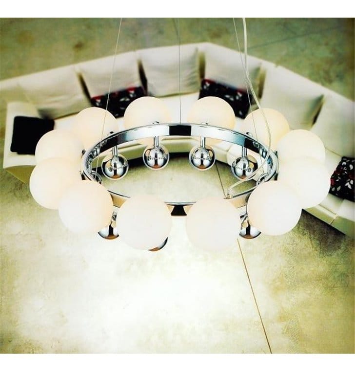 Żyrandol Esperanza chromowana obręcz ze szklanymi białymi kulami do salonu sypialni jadalni nad stół